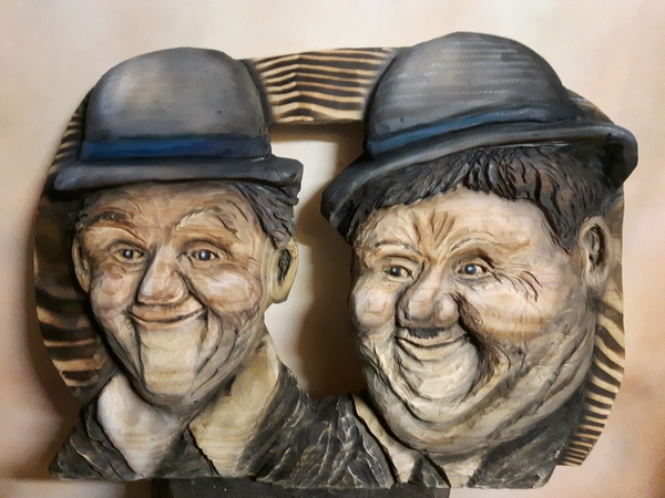 Dick und Doof Relief , Fichte, 90 cm