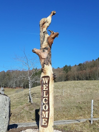 Stamm mit Tieren der Ranch, Nussbaum, 5 Meter hoch