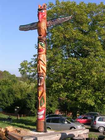 Totempfahl, L�rche, 5 Meter hoch, 3 Meter Fl�gel